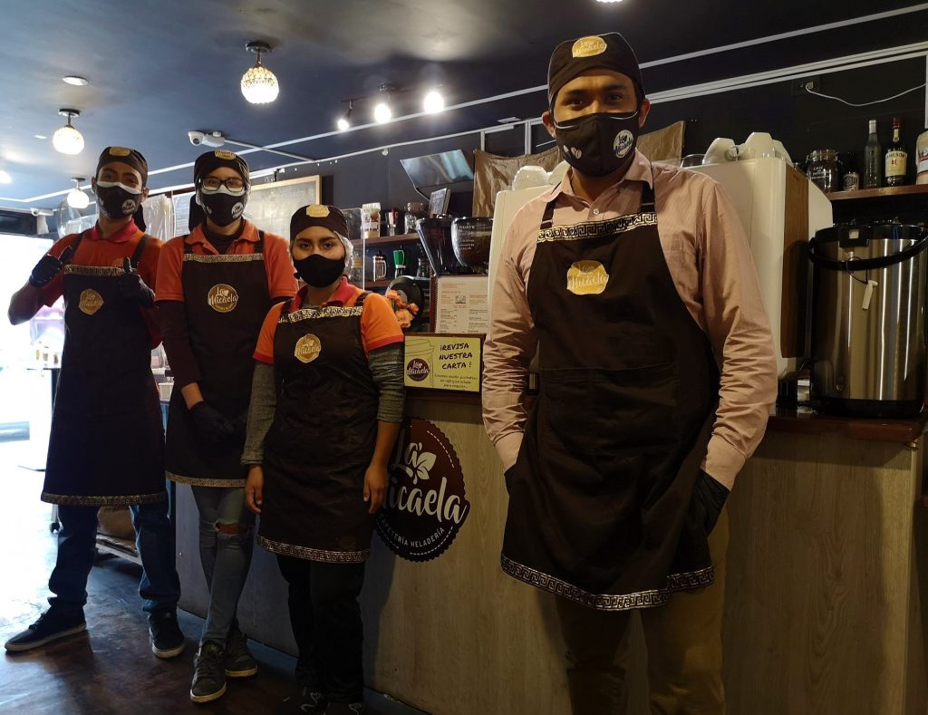 El equipo de La Micaela atendiendo con mascarillas durante la pandemia