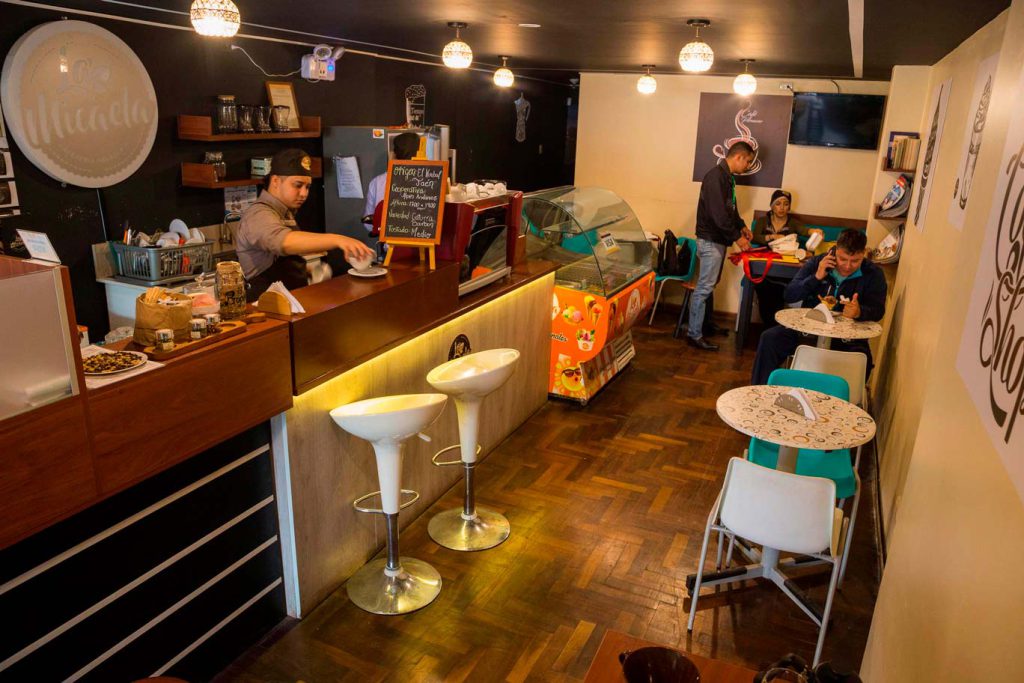 Interior de la primera cafetería-heladería de La Micaela en Comas