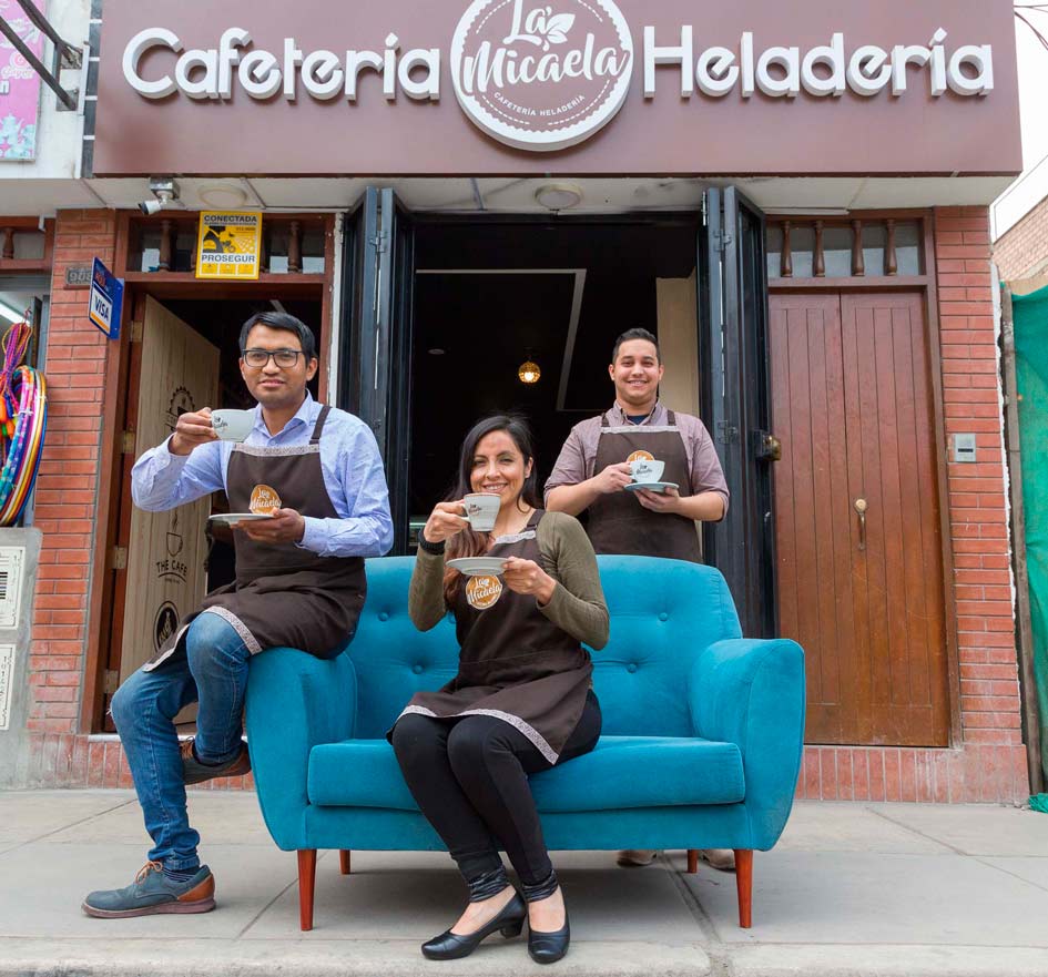 Gabriel, Gisseli y su equipo tomando café frente a la primera casa de La Micaela