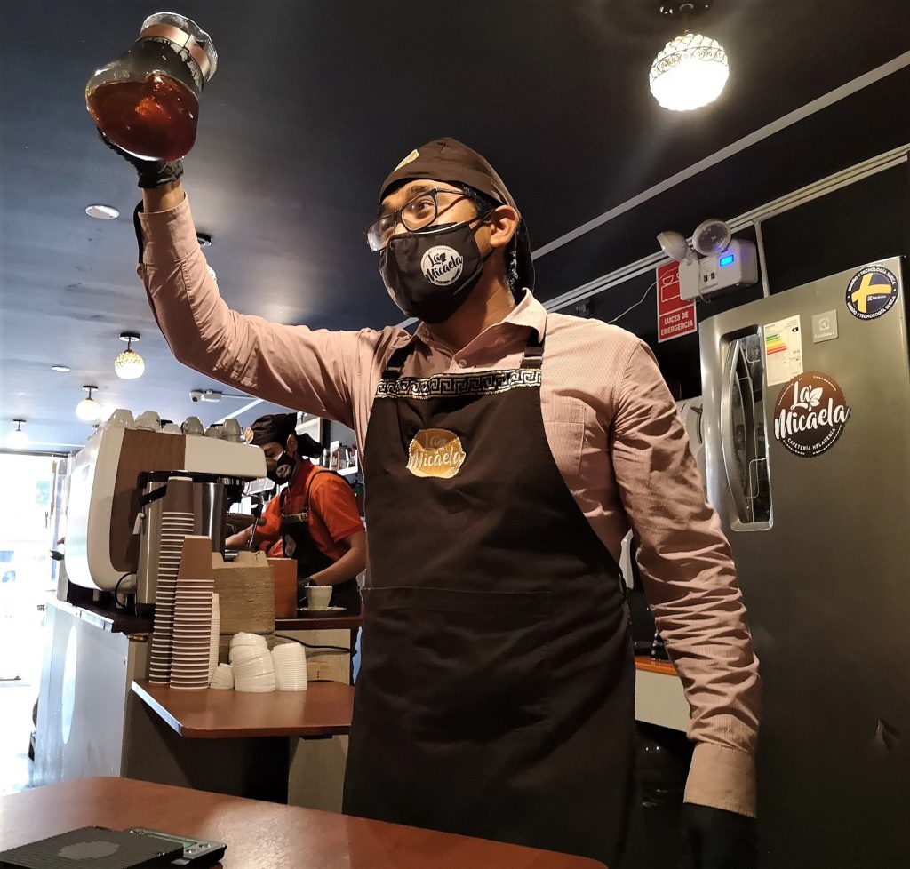 Preparación de un café filtrado en V60 en la barra de La Micaela